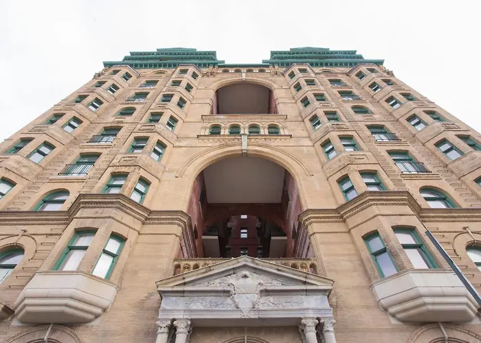 Apart hotel: The Historic Divine Lorraine Apartments