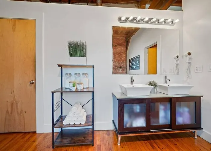 ⚽World Cup 2026 Luxury Industrial Loft - 4,000 Sq Ft, Sleeps 14, Private Gym, Billiards & 4-Tv Wall