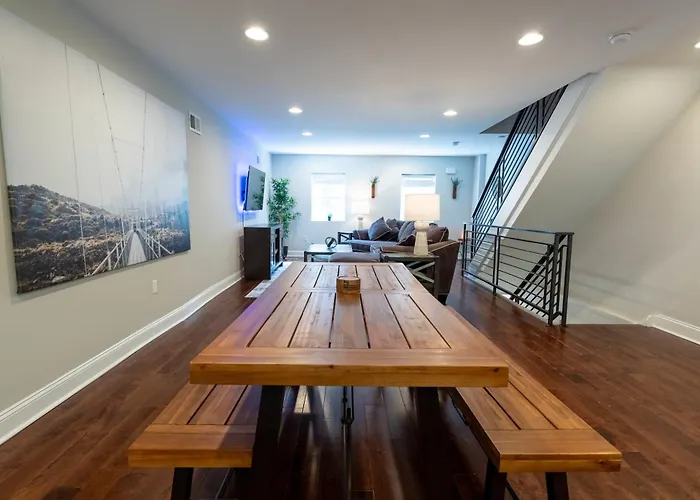 Stylish 3Br W Pool Table & Garage